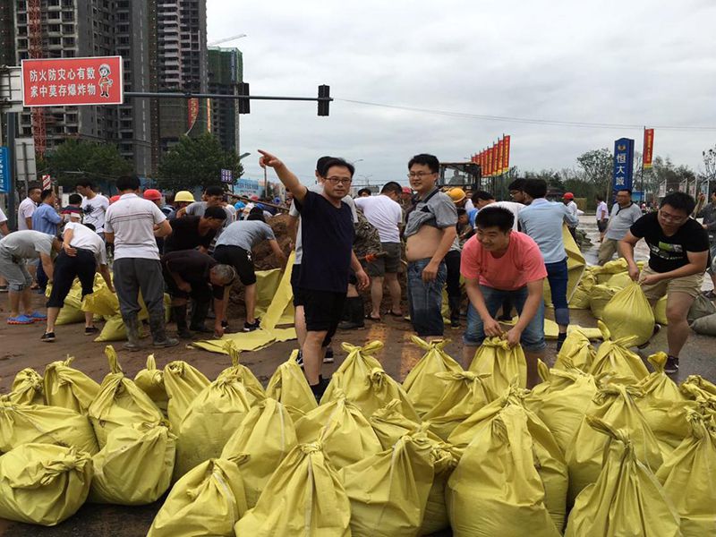 2016年7月20日，集團(tuán)公司組織員工參與“安陽7·19特大洪水”搶險(xiǎn)救災(zāi)工作。